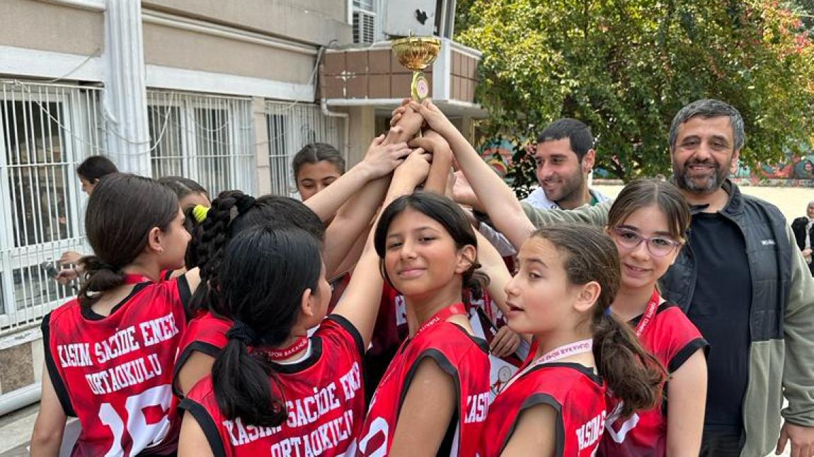 Adana İkincisi olan Kız Basketbol Takımımız Ödülünü Aldı.